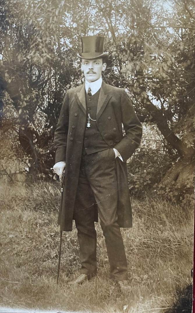 A person in a suit with a cane

AI-generated content may be incorrect.